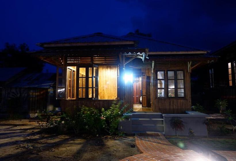 تختخواب و صبحانه Rock And Wreck Dive Resort