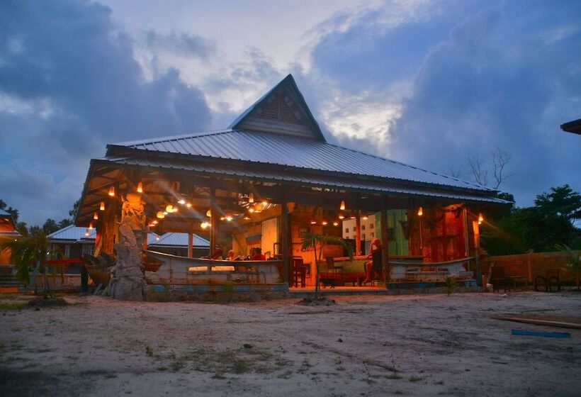 تختخواب و صبحانه Rock And Wreck Dive Resort