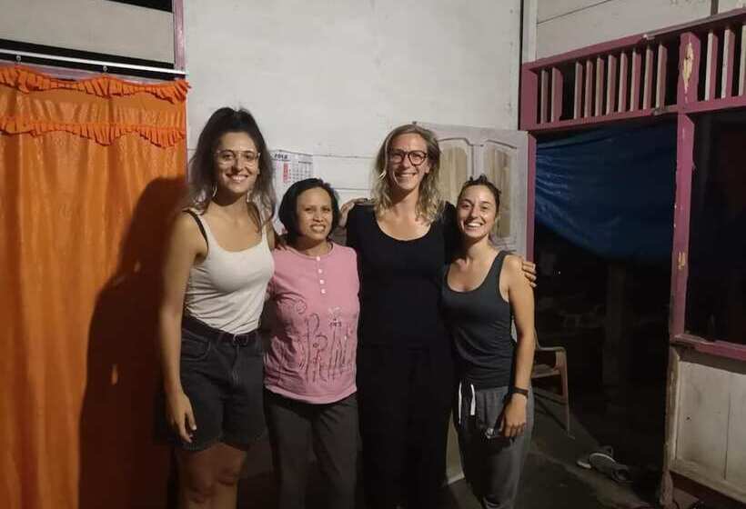 تختخواب و صبحانه Mama Tia Family Homestay