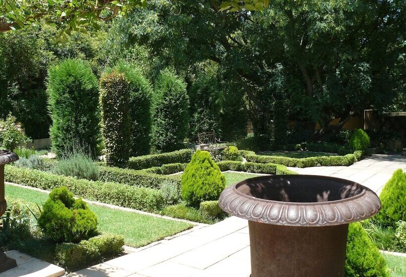 צימר The Moon And Sixpence Garden Guest House