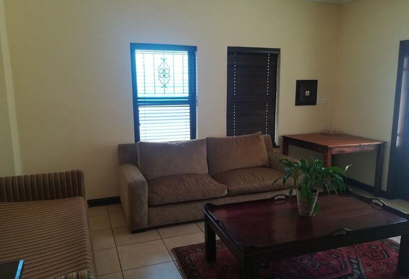 צימר The Moon And Sixpence Garden Guest House