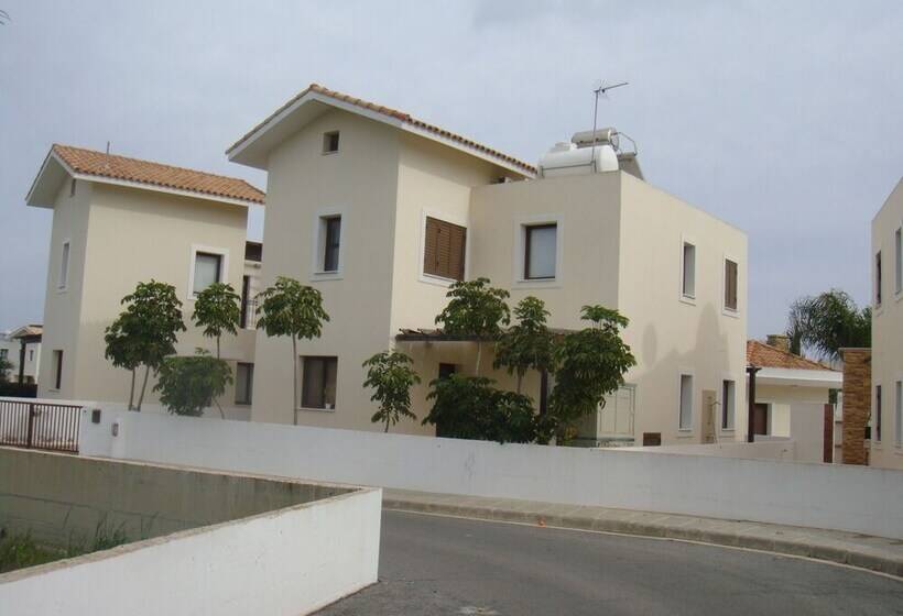 Jolie Villa