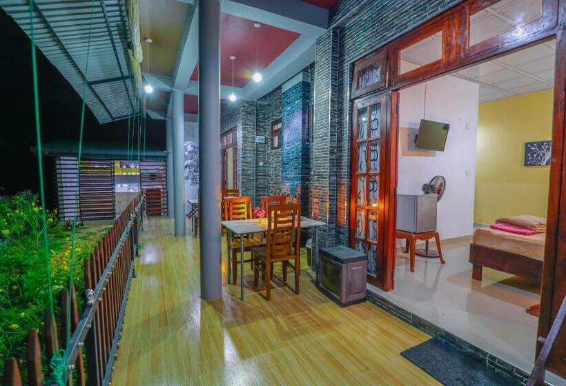 Pensión Zircon Ella