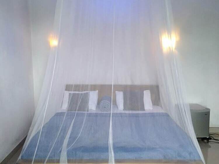 Pensión Zircon Ella