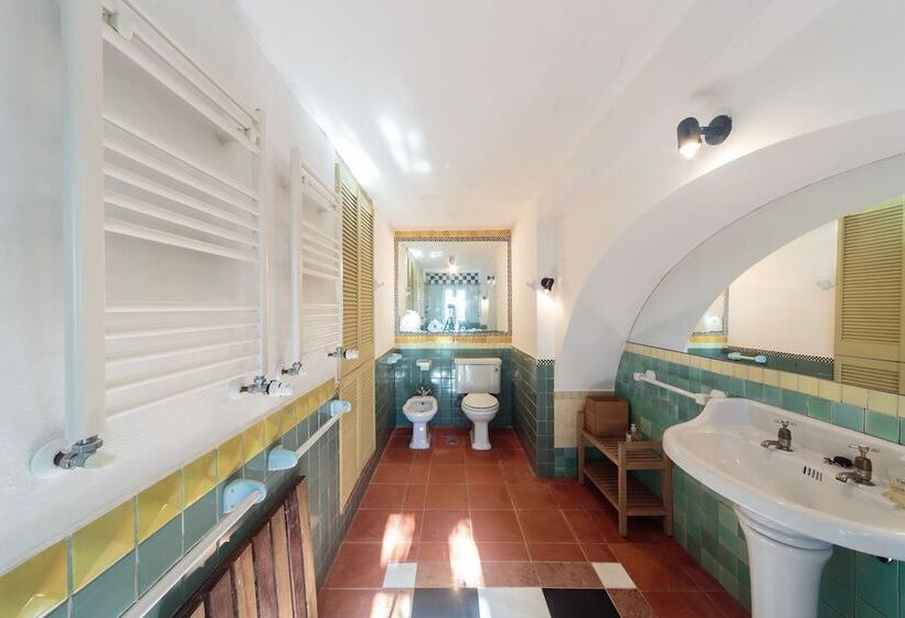 Shepinetree   Capela House