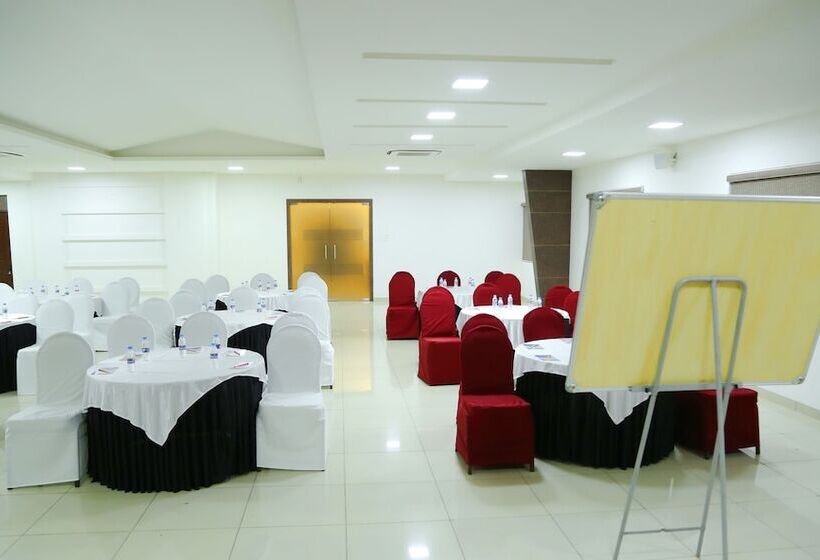 هتل Jump In & Out