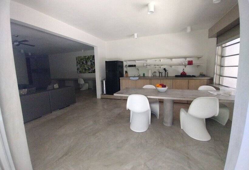 هتل Hix Island House