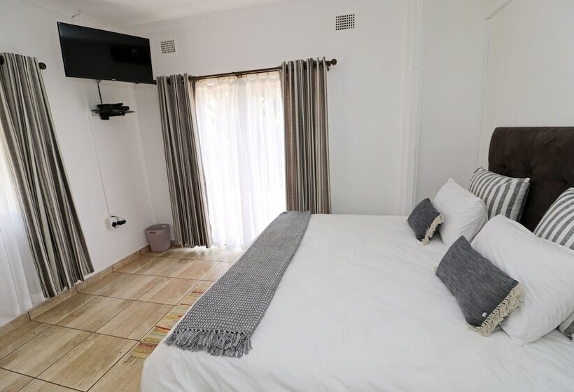 فندق Msitu Kwetu Lodge & Safaris