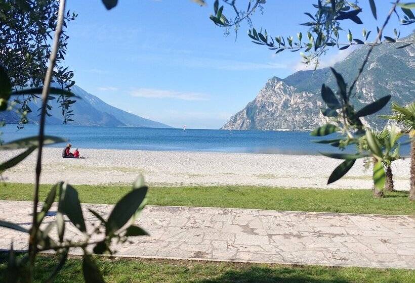 هتل Baia Azzurra   Lake Front