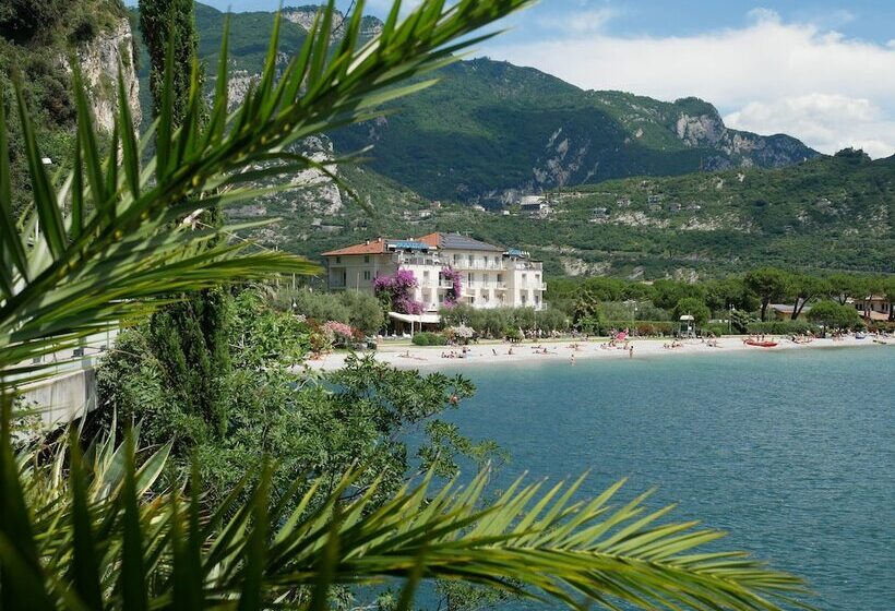 هتل Baia Azzurra   Lake Front