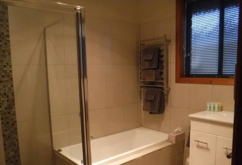 7 Starline Place