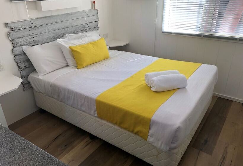 Отель Palm Beach Caravan Park