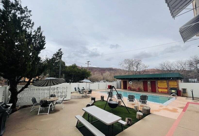 Apache Motel