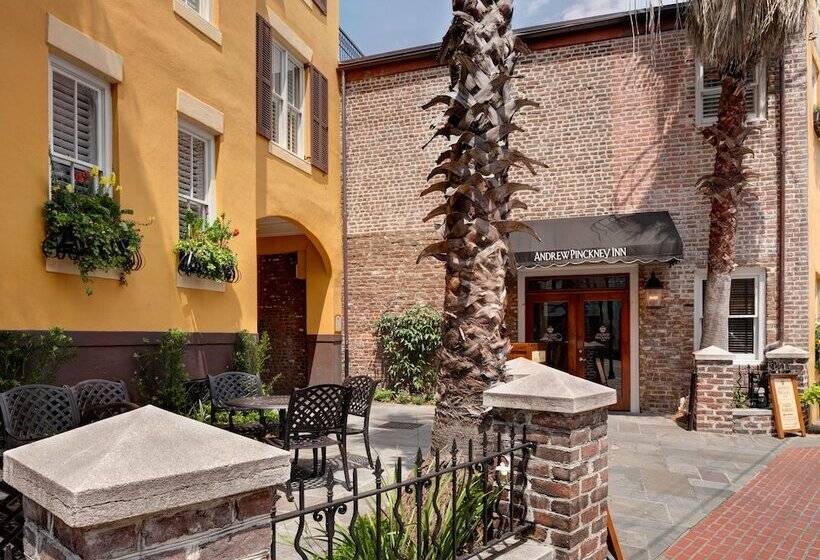 هتل Andrew Pinckney Inn