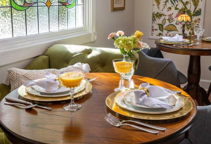 هتل Arsenic And Old Lace Bed & Breakfast Inn