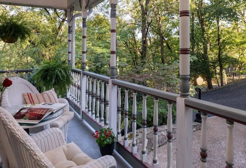 هتل Arsenic And Old Lace Bed & Breakfast Inn