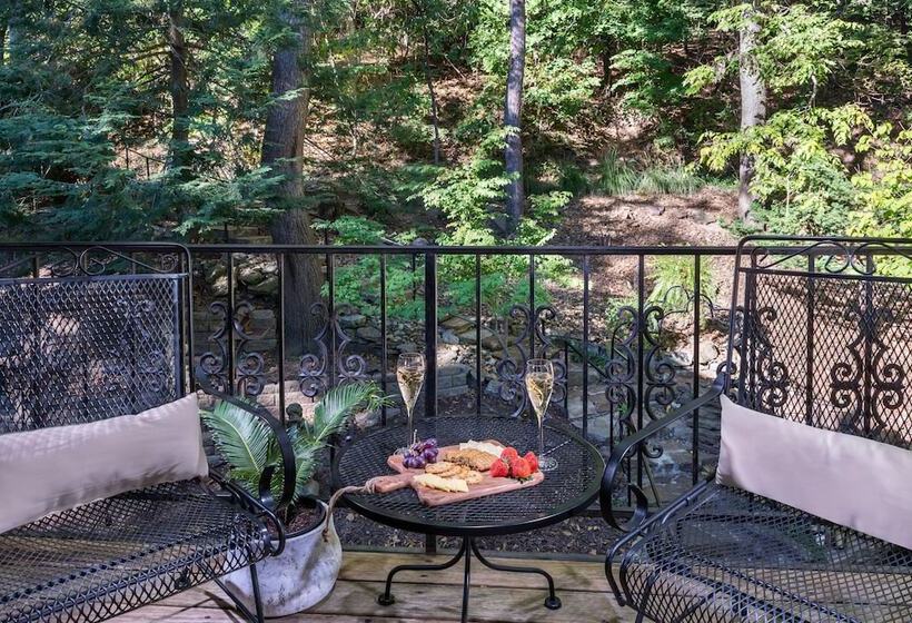 هتل Arsenic And Old Lace Bed & Breakfast Inn