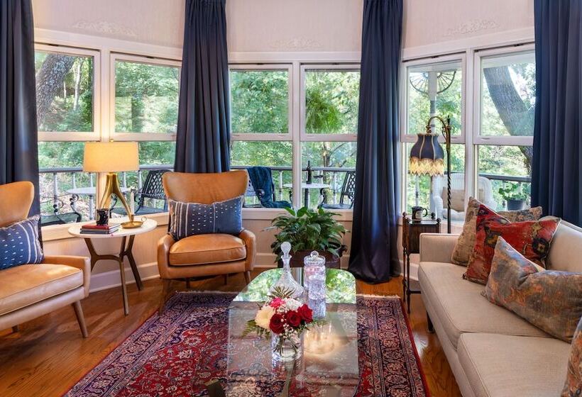 هتل Arsenic And Old Lace Bed & Breakfast Inn