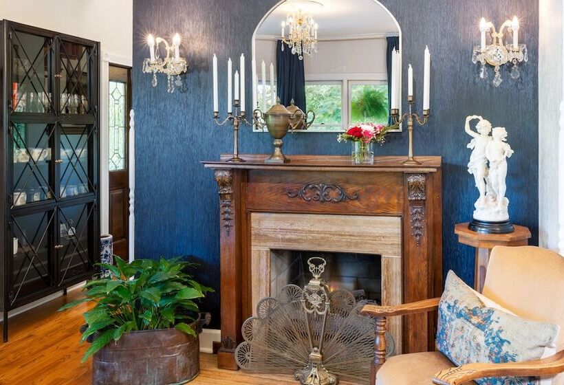 هتل Arsenic And Old Lace Bed & Breakfast Inn