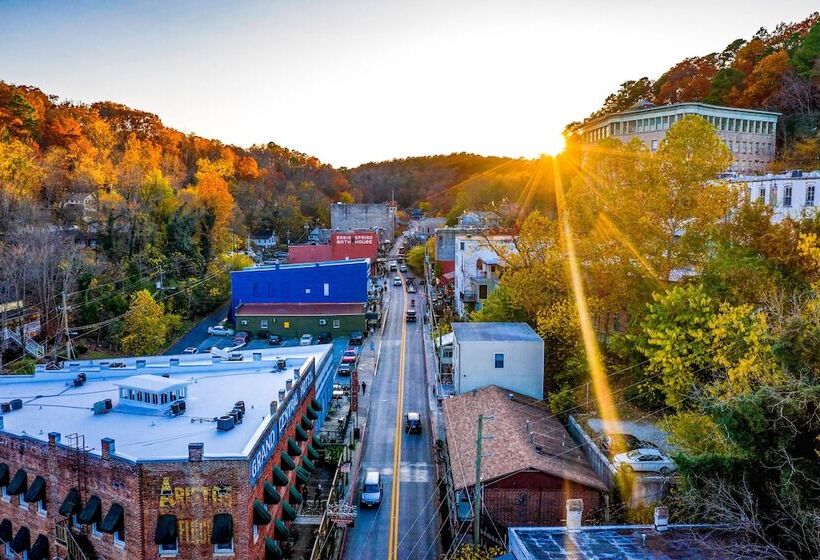 هتل 1905 Basin Park