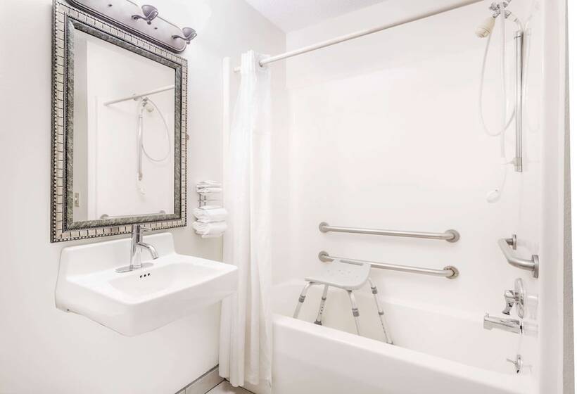 فندق Baymont By Wyndham Lagrange