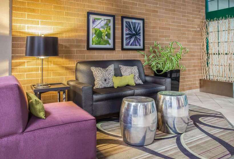 هتل La Quinta Inn By Wyndham Oshkosh