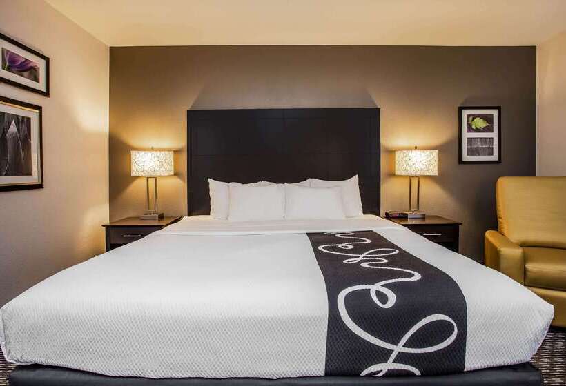 هتل La Quinta Inn By Wyndham Oshkosh