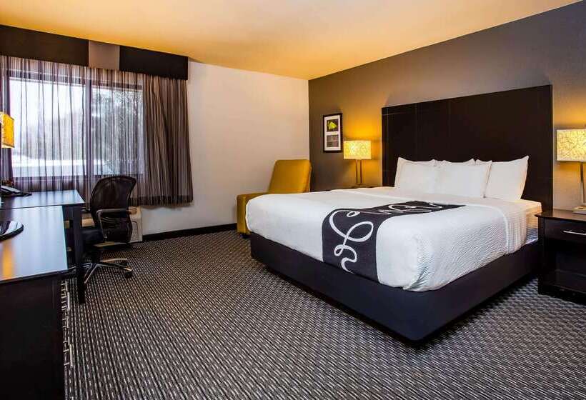 هتل La Quinta Inn By Wyndham Oshkosh