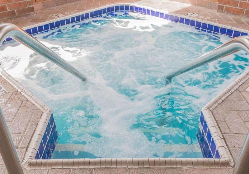 هتل Quality Inn Grand Rapids North