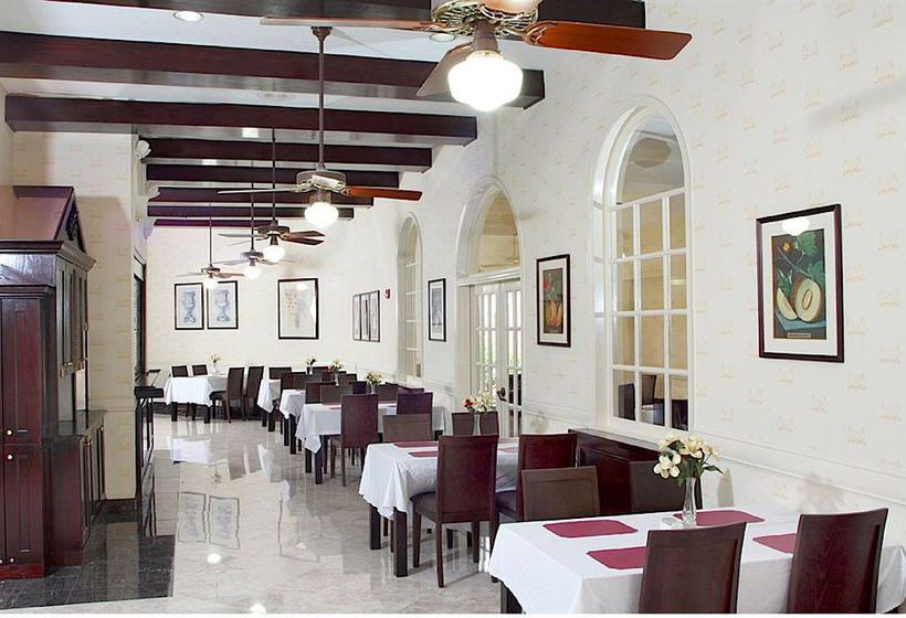 Отель Congress And Suites