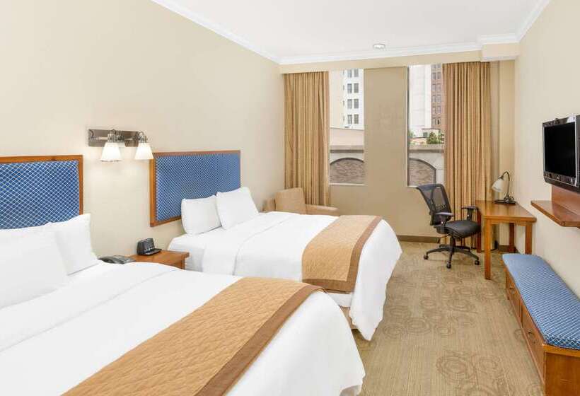 فندق Wyndham Garden Baronne Plaza