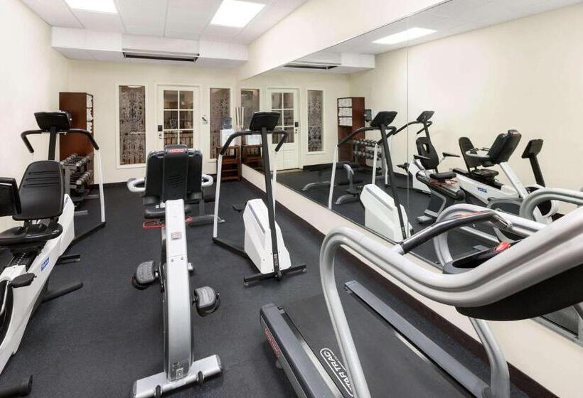 فندق Wyndham Garden Baronne Plaza