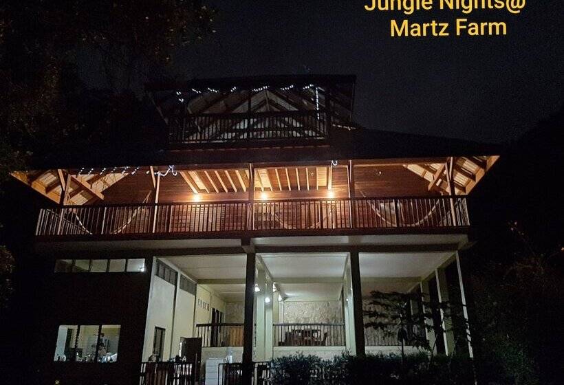 בית מלון כפרי Martz Farm Treehouses & Cabanas
