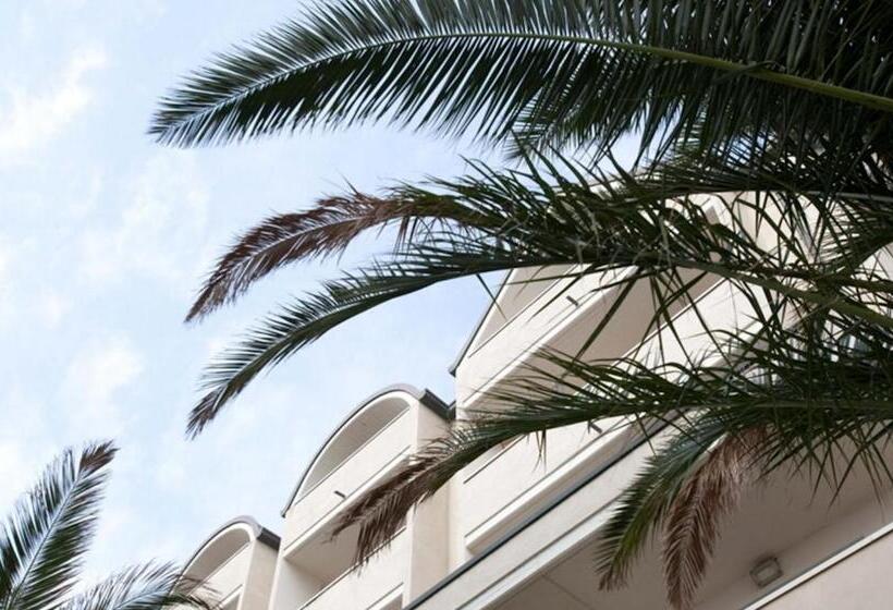 مسافرخانه Altamarea Residence & Family