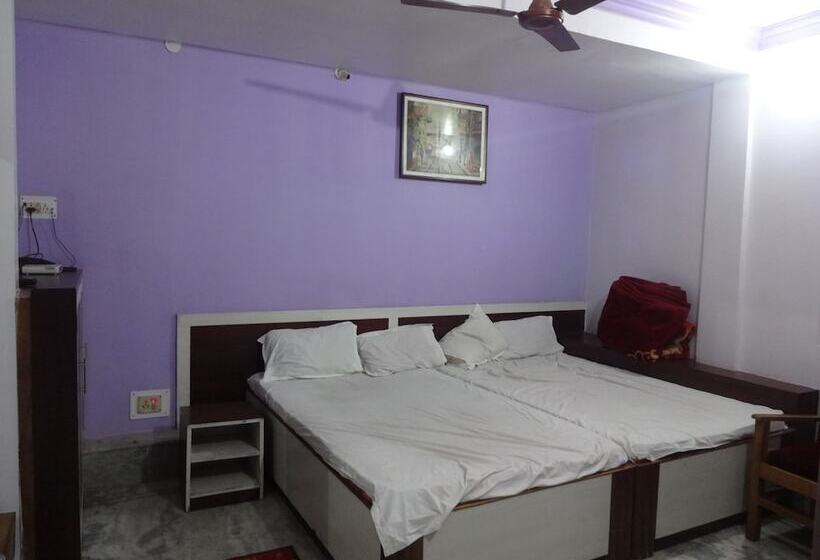 בית מלון כפרי Tribbhuvan