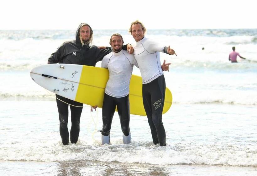 ペンション Surfivor Surf Camp