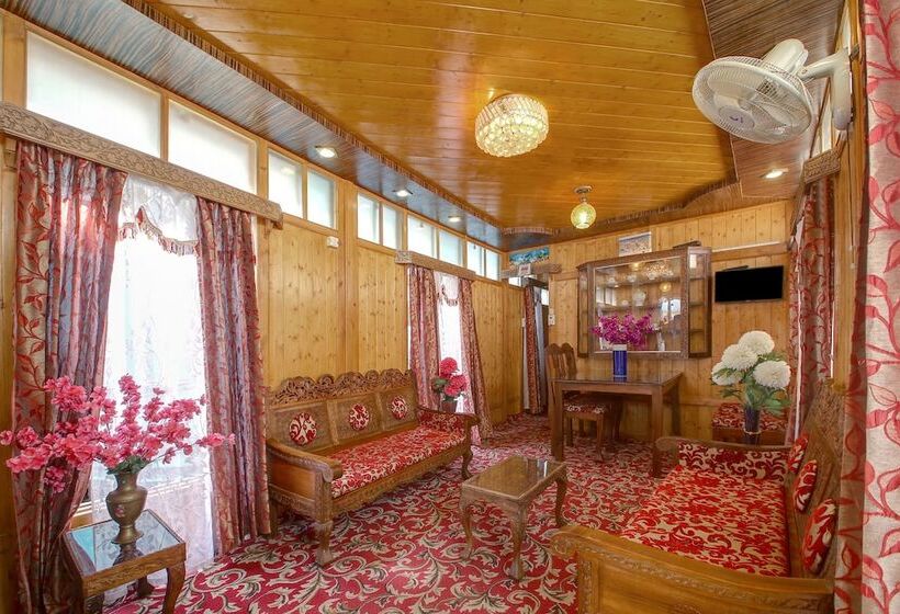 Пансион Amina Houseboat By Oyo Rooms