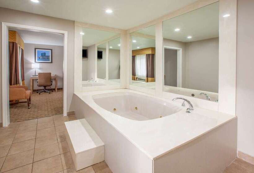 هتل Baymont By Wyndham Grand Rapids Airport