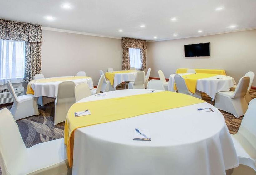 هتل Baymont By Wyndham Grand Rapids Airport