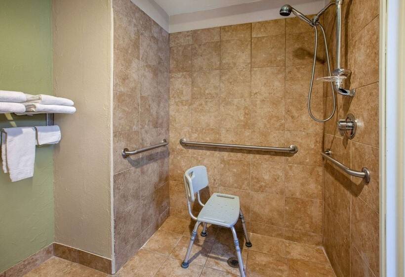 هتل Baymont By Wyndham Grand Rapids Airport