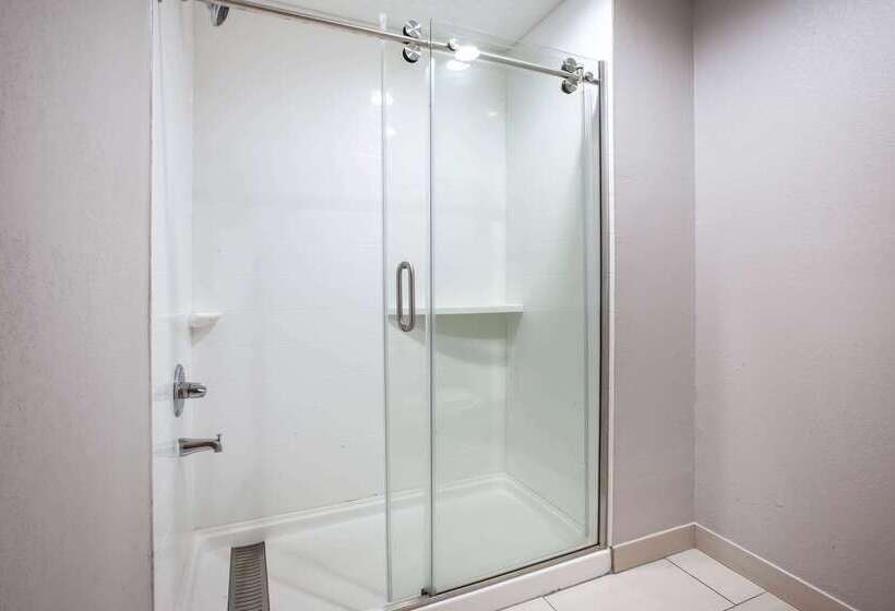 هتل Baymont By Wyndham Traverse City