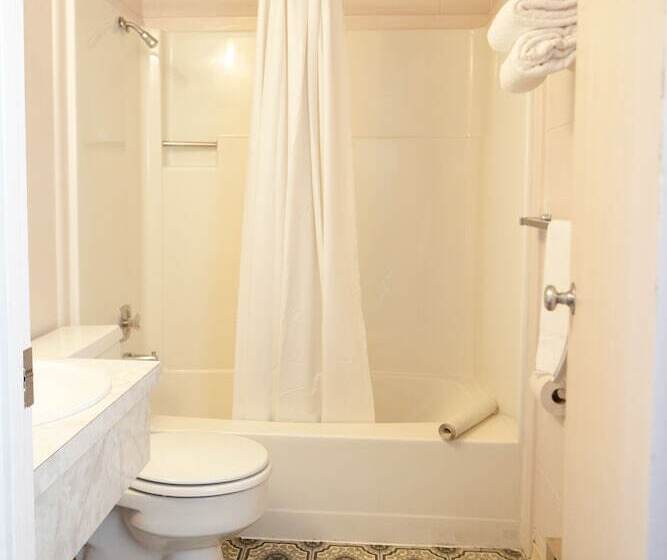 فندق Benny's Colville Inn