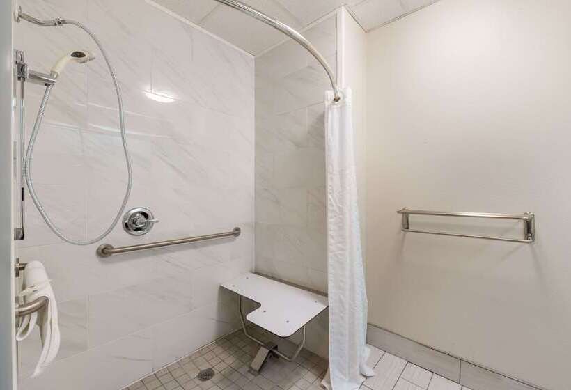 هتل Clarion Pointe Greensboro Airport