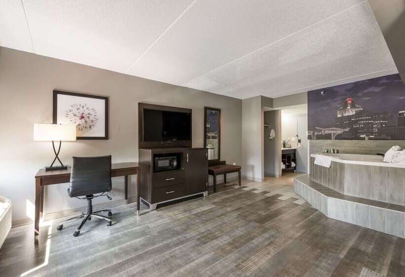 هتل Clarion Pointe Greensboro Airport