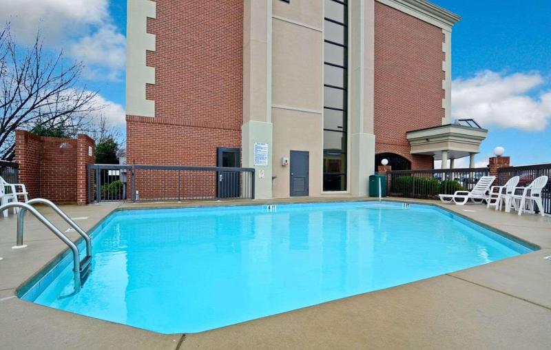 هتل Clarion Pointe Greensboro Airport