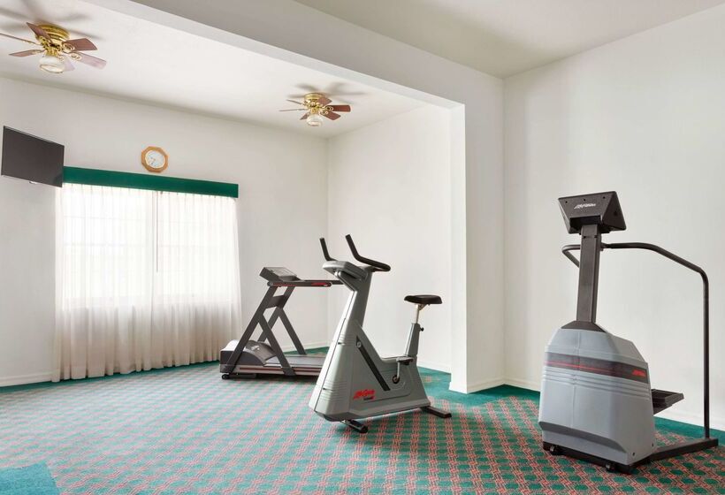 호텔 Days Inn And Suites By Wyndham Sikeston