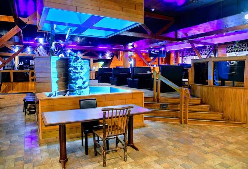 בית מלון כפרי Douglas Inn And Conference Center