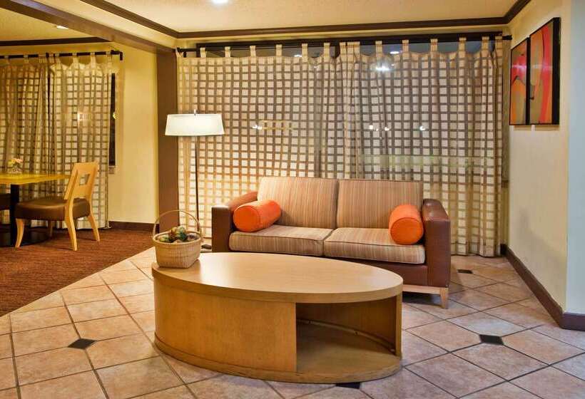 هتل Travelodge By Wyndham Columbus State University