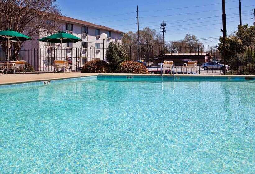 هتل Travelodge By Wyndham Columbus State University