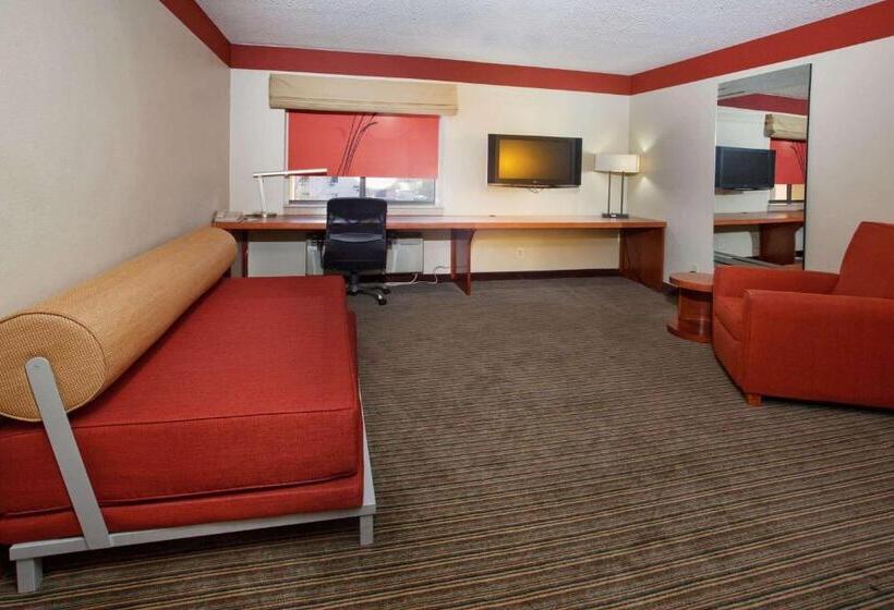 هتل Travelodge By Wyndham Columbus State University